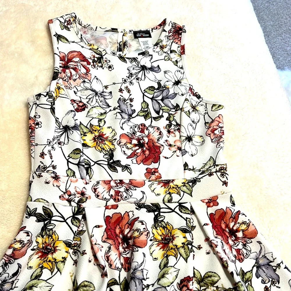 Floral fit and flare Dress - Picture 2 of 5
